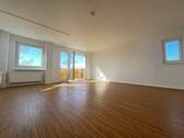 Wohnzimmer mit Blick zum Balkon - 5 Zimmer Etagenwohnung zur Miete in Chemnitz