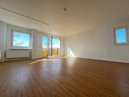 Wohnzimmer mit Blick zum Balkon - 5 Zimmer Etagenwohnung zur Miete in Chemnitz