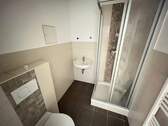 Badezimmer mit Dusche - Etagenwohnung mit 123,80 m&sup2; in Chemnitz zur Miete