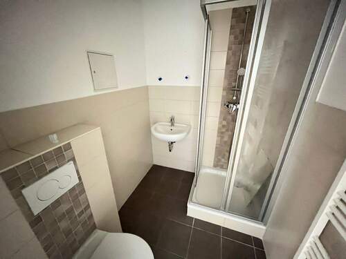 Badezimmer mit Dusche - Etagenwohnung mit 123,80 m&sup2; in Chemnitz zur Miete