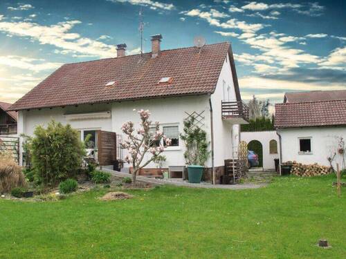 Gartenansicht - Freistehendes Einfamilienhaus mit wunderschönem, großzügigem Grundstück und Einzelgarage
