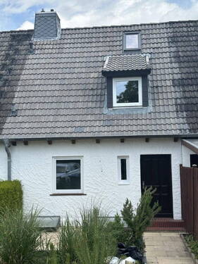 1. Vordere Ansicht 2 - Frisch saniertes Reihenmittelhaus in toller Lage!