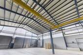 Südliche Halle mit 5 t Hallenkran und acht Rolltoren - 