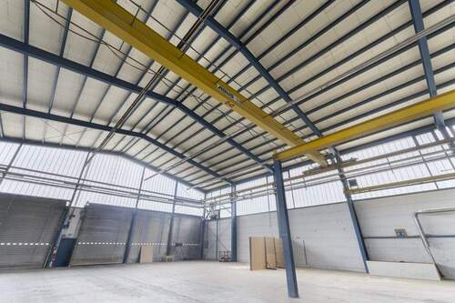 Südliche Halle mit 5 t Hallenkran und acht Rolltoren - 
