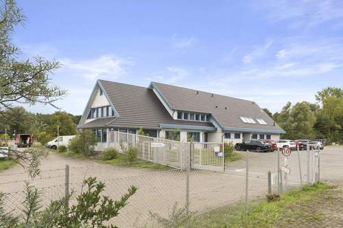 Hofzufahrt mit elektrischem Schiebtor, Sicherheitstechnik und Gäste-Parkplätzen - 