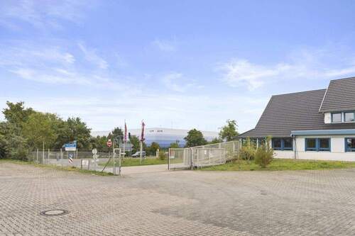 Hofzufahrt mit Bürogeböude gegenüber der Autobahnauffahrt - 