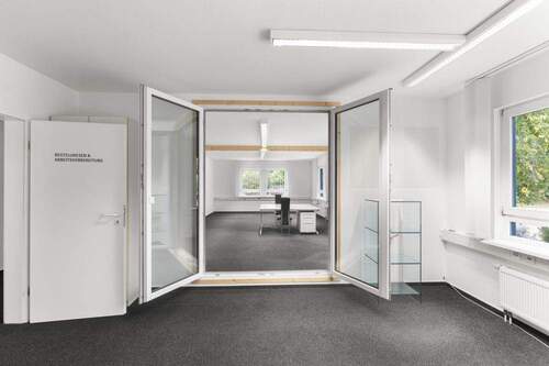 Büro mit Schallschutz-Türen zu einem Besprechungsraum - 