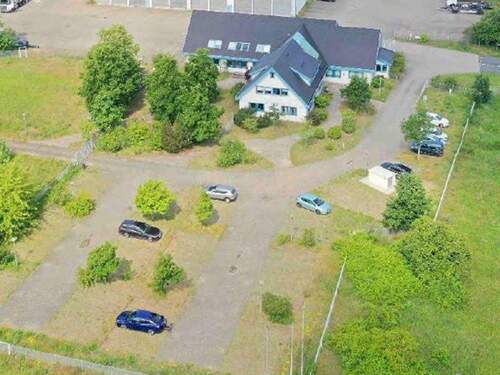 Pkw-Parkplätze für Angestellte und Gäste neben dem Bürohaus - 