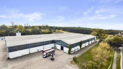 Nordostansicht mit den Rolltoren der kleinen Halle - Halle in Werder (Havel) zur Miete