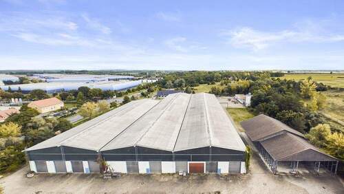 Westansicht mit 9 Rolltoren und Außenlager mit Kragarmregelen - 