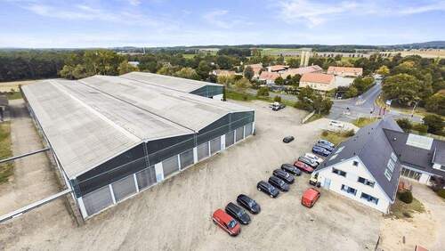 Ostansicht mit Bürohaus und Autobahnzufahrt - 