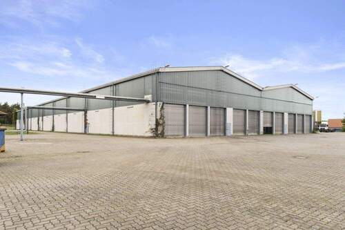 Nordostansicht mit zehn Rolltoren - 