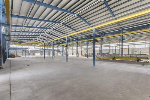 Mittelhalle mit ca. 2.800 m², 2 Hallenkränen mit 1 t und einen Hallenkran mit 2 * 2,5 t - 