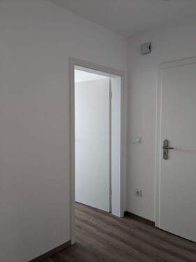 Flur mit Eingangstür - 