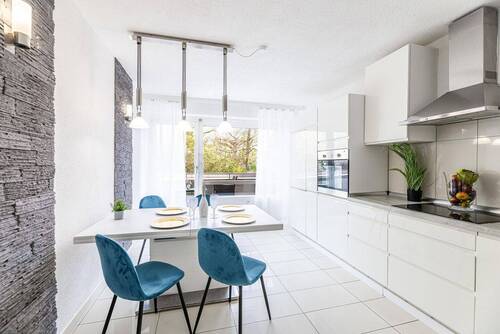 Küche mit Zugang zum Balkon - 4 Zimmer Etagenwohnung in Höchberg