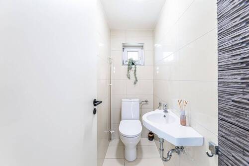 Separates WC mit Fenster - 