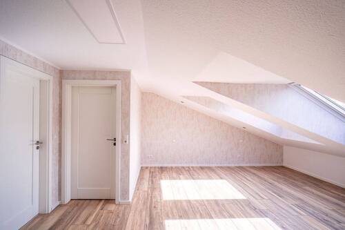 Das Dachgeschosszimmer eignet sich ideal als Büro, Gästezimmer oder privater Rückzugsort. - 