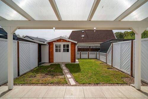 Das Gartenhaus bietet praktischen Stauraum. - 