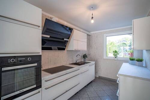 Die Küche bietet gute Arbeits- und Stellflächen. - Mehrfamilienhaus, Wohnhaus mit 134,00 m&sup2; in Steinhagen zum Kaufen