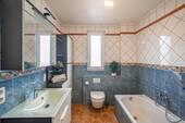 Das Badezimmer im 1. OG verfügt über Badewanne und Dusche... - 