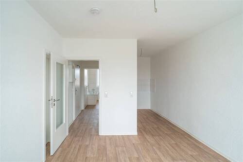 Wohnzimmer mit offener Küche - 