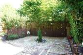 Terrasse und kleiner Garten - 