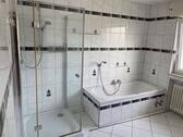 Bad mit Dusche und Wanner - 
