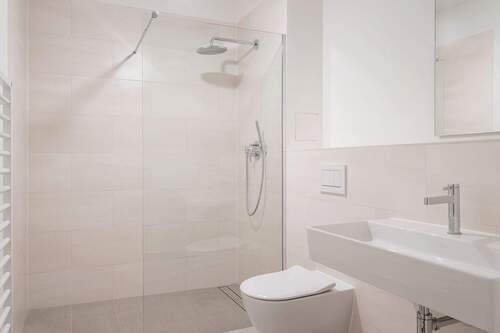 Bad mit bodentiefer Dusche - 