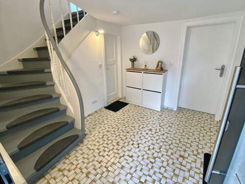 Flur im EG - 5 Zimmer Einfamilienhaus zum Kaufen in Filsen