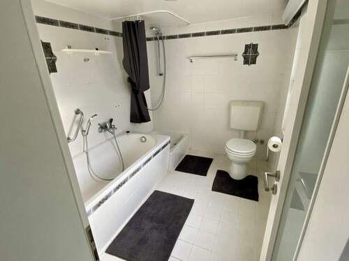 Bad mit Dusche und Badewanne - 