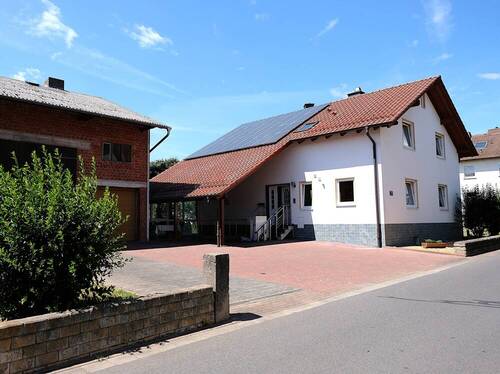 Bild 1 - Gepflegtes Zweifamilienhaus mit Nebengebäude, Wiesenfläche und Doppelgarage in Philippsthal Gethsemane !