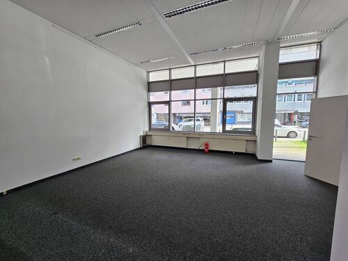 Ladenbereich rechts / Straßenansicht - Gewerbeobjekt (Büro, Produktion, Verkauf) in Stuttgart zur Miete