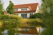 Ansicht vom Teich - Familienidyll: 4-Zi.-DHH mit Garten und viel Charme in Losentitz Garz