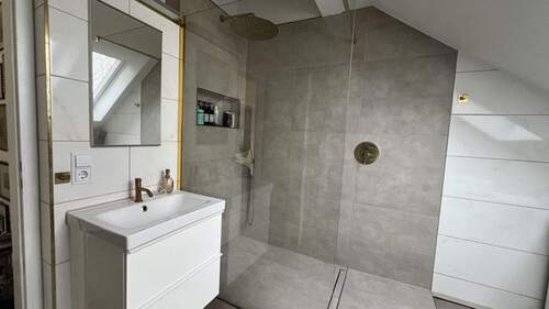 Bad mit Regendusche - 