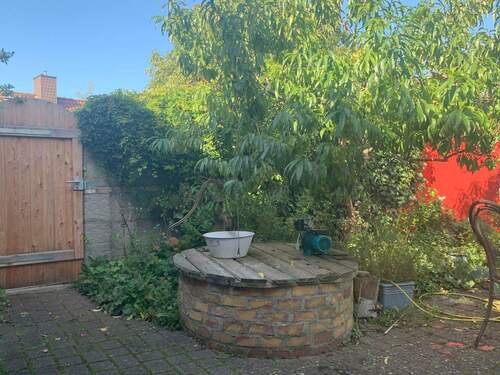 Brunnen, Tür zur Garage - 