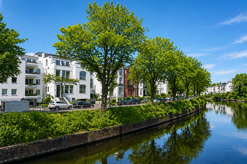 Blick von der Streekbrücke - +++NEU+++ Stilvoll modernisierte 5-Zimmer-Maisonette am Leinpfadkanal – Exklusives Wohnen mit Dachterrasse & Staffelgeschoss