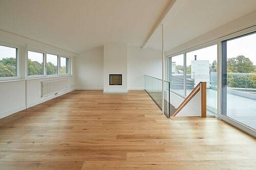 Modernes Wohnzimmer mit Kamin und Dachterrasse - Etagenwohnung mit 237,00 m&sup2; in Hamburg zur Miete