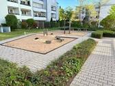 Begrünter Innenhof mit Spielbereich - 3 Zimmer Etagenwohnung in Nürnberg