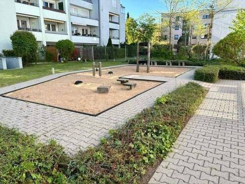 Begrünter Innenhof mit Spielbereich - 3 Zimmer Etagenwohnung in Nürnberg