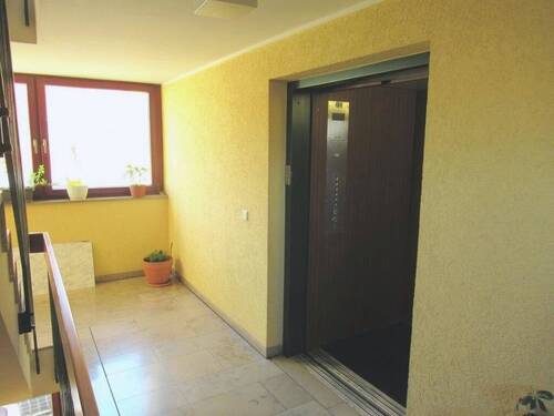 Treppenhaus mit Aufzug - 