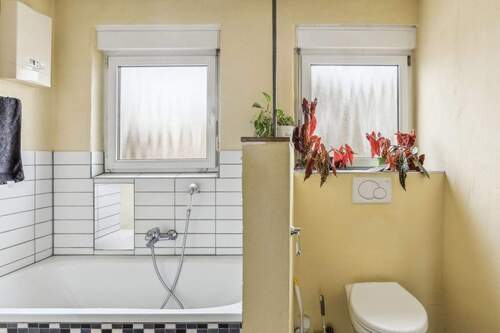 Tageslichtbad mit Badewanne - 