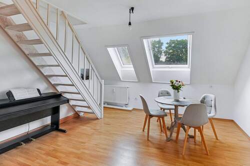 Wohnzimmer - Eleganz auf zwei Etagen - Ihre besondere Dachgeschoss-Wohnung