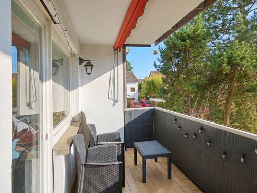 Schöner, überdachter Balkon mit Blick in den Garten - 3 Zimmer Etagenwohnung zum Kaufen in Leonberg