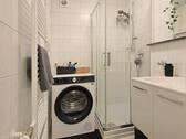 Hell gefliestes Badezimmer mit Duschkabine und Waschmaschinenanschluss - Etagenwohnung mit 66,00 m&sup2; in Leonberg zum Kaufen