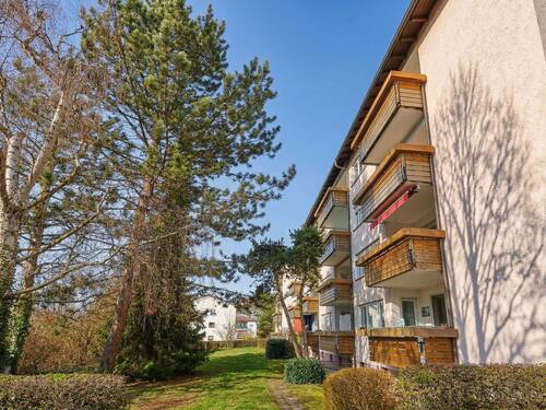 Hausansicht mit Balkonen von der Gartenseite - 