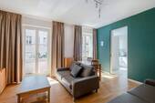 Wohnzimmer mit Balkonzugang - Vier-Zimmer Familienwohnung mit Südbalkon im ruhigen Travekiez