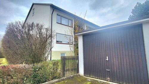 Ansicht mit Garage - 