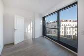 Schlafzimmer mit Blick zum weiteren Balkon - Etagenwohnung mit 80,00 m&sup2; in Berlin zum Kaufen