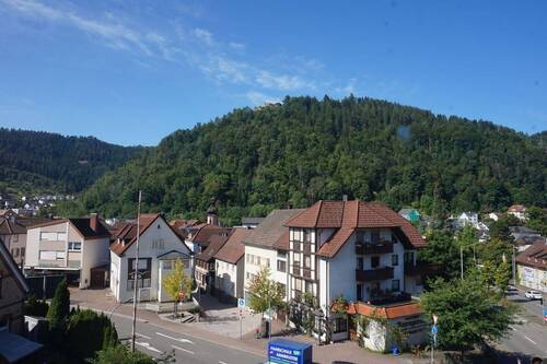 Wohnzimmer-Ausblick auf den Schlossberg - 2,5 Zimmer Dachgeschosswohnung im 'Haus Paradies' in Schramberg-Tal