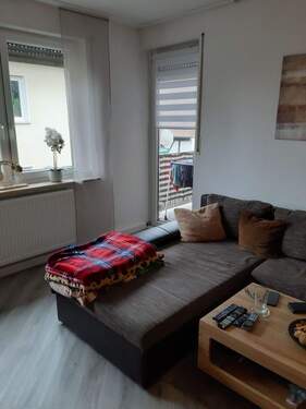 Wohnzimmer m. Zug. z. Balkon - 3 Zimmer Etagenwohnung zur Miete in Erlangen